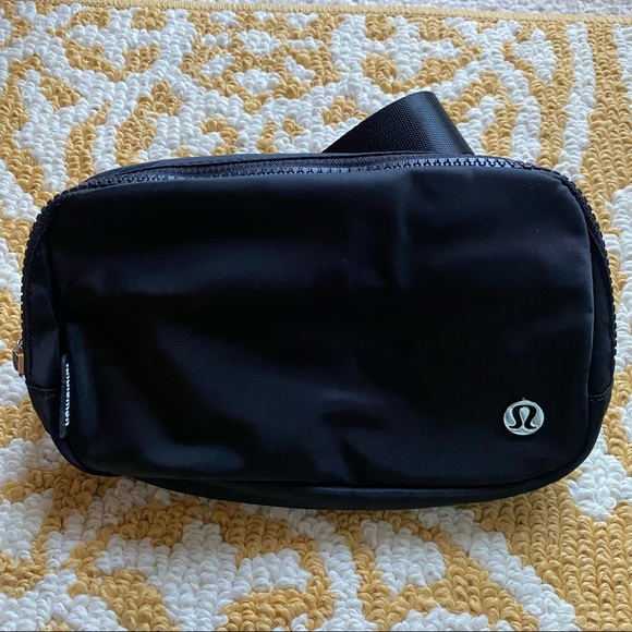 Lululemon Everywhere Belt Bag - Black NWT - Picture 2 of 15